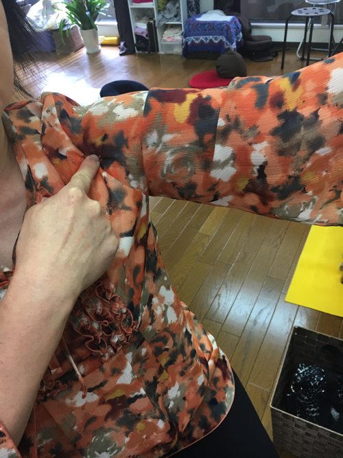 腕が痛くて上がらない四十肩の治し方1