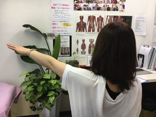 四十肩や五十肩で腕を上げる際に肩が痛い-治療2