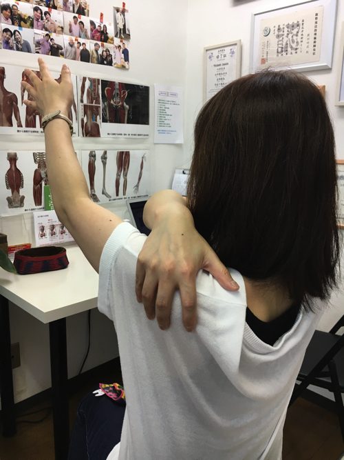 肩が痛くて夜も眠れない五十肩の原因と治療方法1