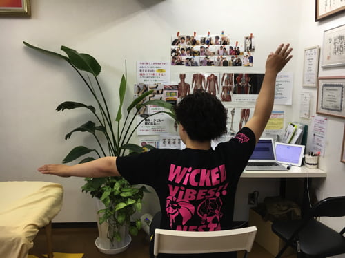 治らない四十肩の原因と治療方法-広島で四十肩を治す専門技術の整体院