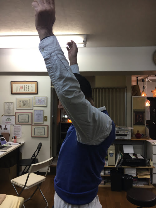 広島で五十肩治療_首の痛み肩の痛みで眠れない症状の治し方2