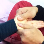 パーキンソン病などの筋固縮で固まった指や腕を解す方法