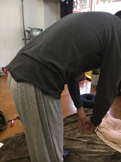 坐骨神経痛でヘルニアの疑い_腰の痛みで前かがみが出来ない症状の原因と治療方法