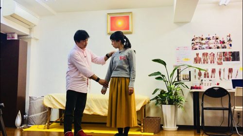 広島ホームテレビ_Jステーション-カラダ健康塾_肩こり解消ストレッチ4