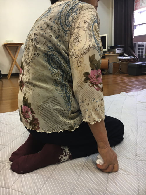 歩くのも辛い膝の痛みを治す_広島で変形性膝関節症や膝の水たまり治療専門の整体院